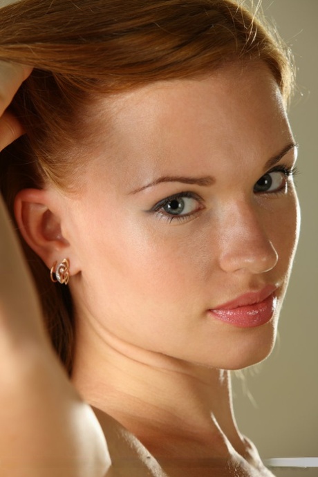 Seductive teenage looker Rinna unveils her cleanly shaved beaver 40525902