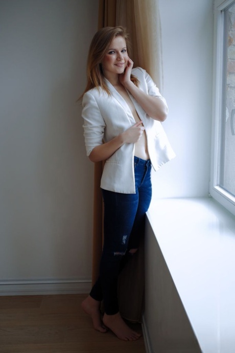 Teen model Elizabeth L takes off a white shirt and ripped jeans to pose naked 24142723