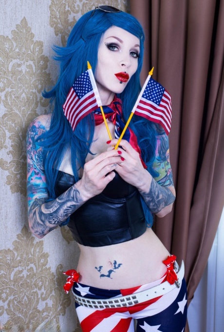 Goth model Razor Candi pulls down tight pants before toying her pussy 90160145