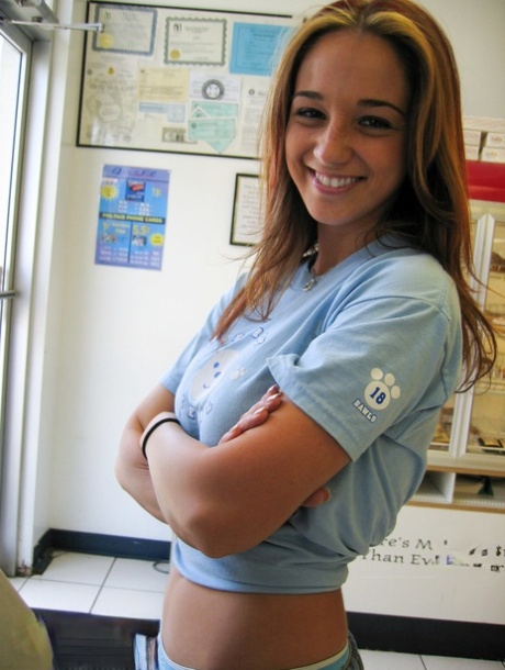 Amateur solo girl Nikki Sims washers her vehicle in cutoff shorts 37175730