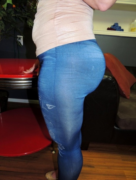 Fat amateur Dee Siren lets a boob spill forth from halter top in tight pants 37684665