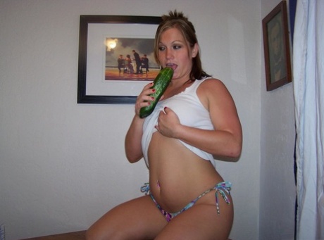 Amateur woman Toni Fay masturbate with vegetables on top of a table 67982167