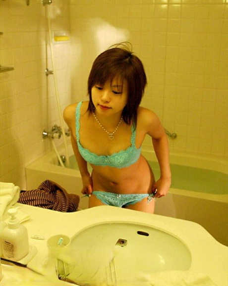 Asian MILF Hitomi Hayasaka hits upon great nude poses while taking a bath 79394182