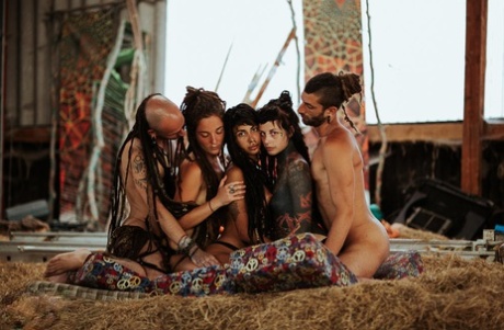 Alternative boys and girls get together for group sex in a flophouse 35964152