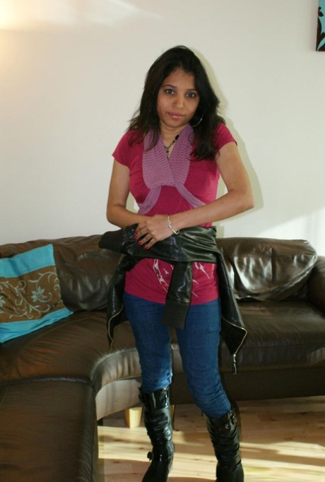 Indian MILF Kavya Sharma gets totally naked during a slow striptease 51253481