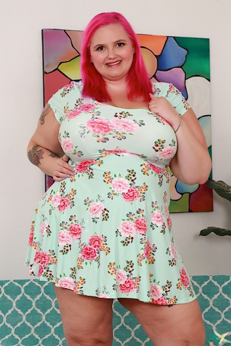 Obese woman with dyed hair Sara Star parts her snatch after getting butt naked 51873724