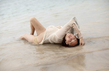 Hot Asian MILF Tera Patrick hits upon great solo poses while at the beach 25386468