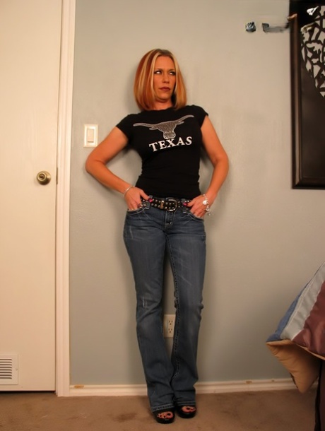 Amateur model takes off her heels while sporting black toenails 54026006