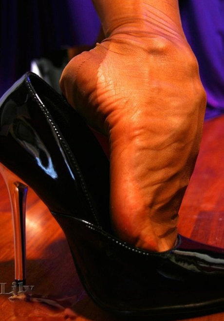 Redheaded MILF steps out of her high-heeled shoes in vintage nylons 43247909