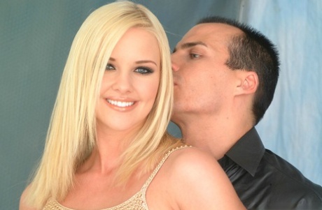 Hot blonde Hannah Harper goes pussy to mouth with a large dick 23734900