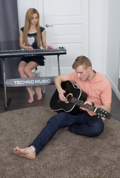 Skinny teen Soniy Sweet and her boyfriend have sex while composing music 20408113