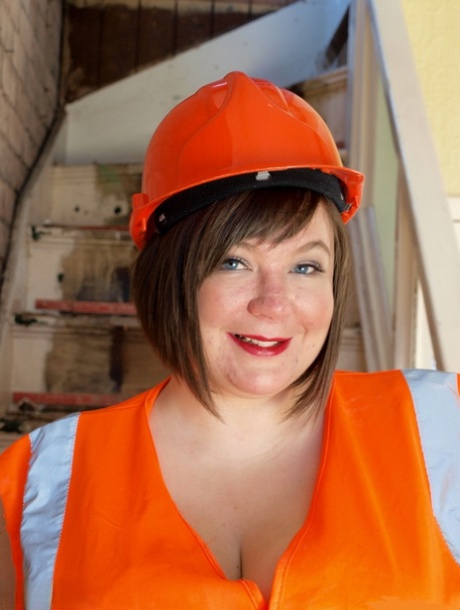 Amateur fatty Roxy gets naked on a staircase in a hardhat and boots 21802827