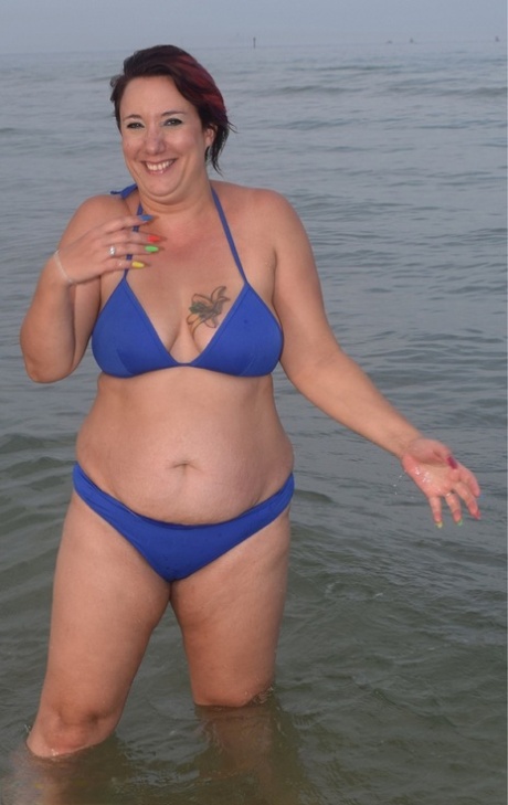 Older amateur Sara Banks poses naked in the ocean with a couple of girlfriends 26514027