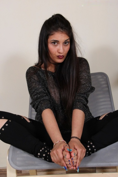 Brunette solo girl releases her pretty feet from high-heeled shoes 21111362