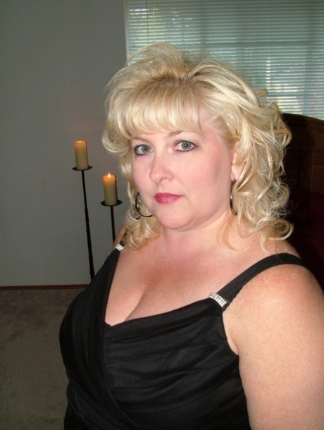 Blonde BBW Taffy Spanx takes off a sexy bra and pantyhose to get bare naked 89312660