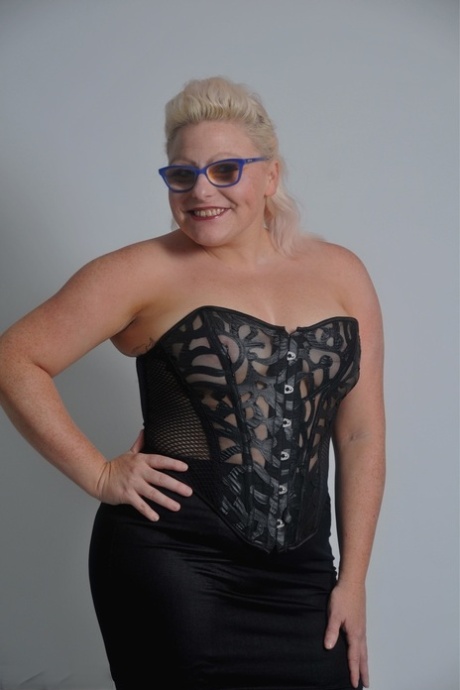 Tattooed blonde plumper Mollie Foxxx looses her boobs from a black latex dress 98830357