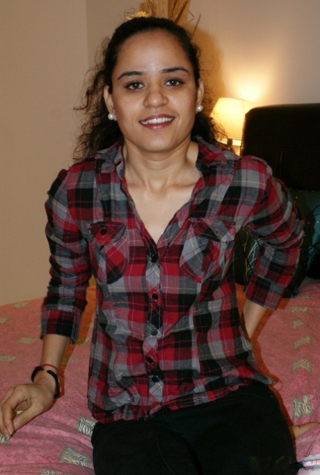 Indian college girl Jasmine removes her shirt for solo poses in bra and jeans 25067551