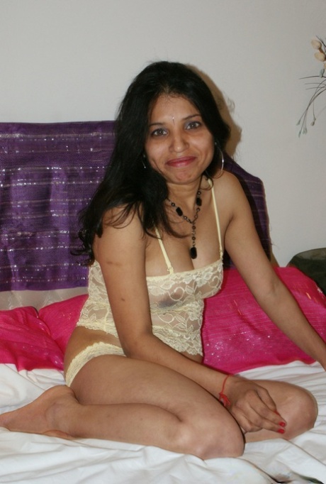 Indian amateur Kavya uncovers her natural tits on top of a bed 27108356