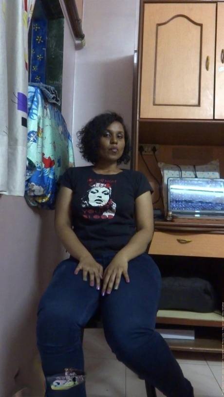 Indian solo girl Lily Singh exposes he bra and sporting a whale tail 69507076