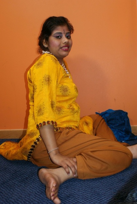 Indian solo girl Rupali Bhabhi discards traditional clothing to go bare naked 96281045