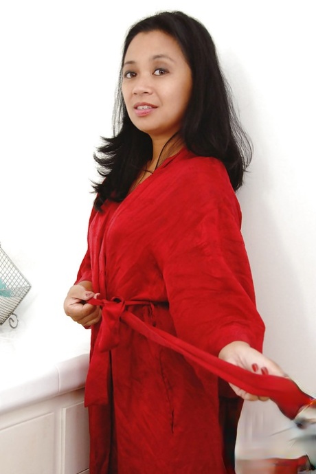 Formful Asian milf in stockings plays with interesting blue device 84069599