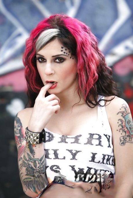 Rock-style amateur milf Joanna Angel with tattoos and hot hairstyle 62806524