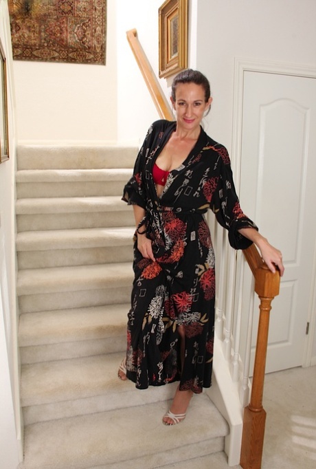 Sensate mature with yummy ass Genevieve Crest fingering on stairs 66292617
