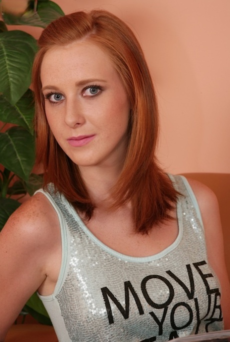 Amateur babe teen Linda Sweet demonstrates her skinny body on cam 60070034