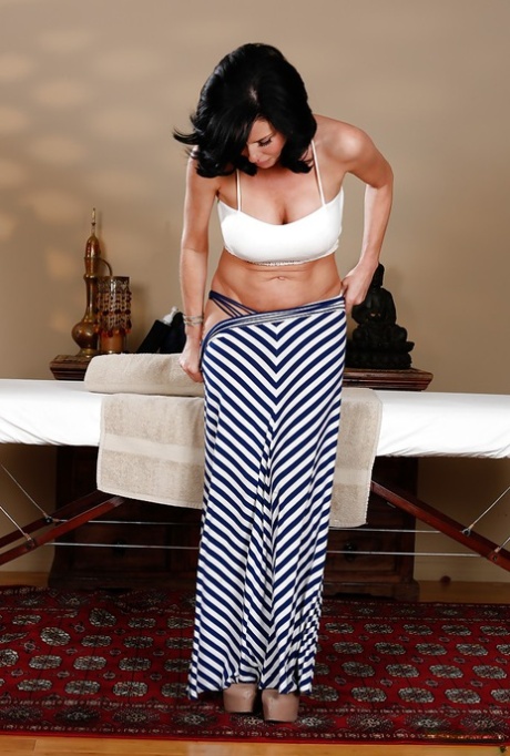 Slender black-haired Veronica Avluv plays with her hairy puss 82132746