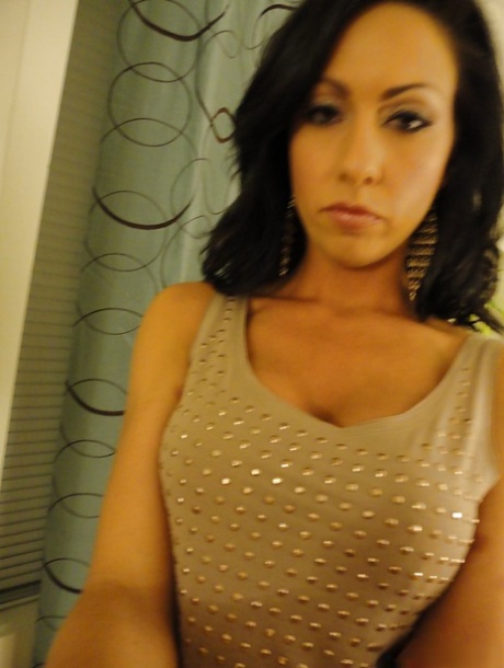 Amateur MILF with small tits Tiffany Brookes spreading her cunt 38706863