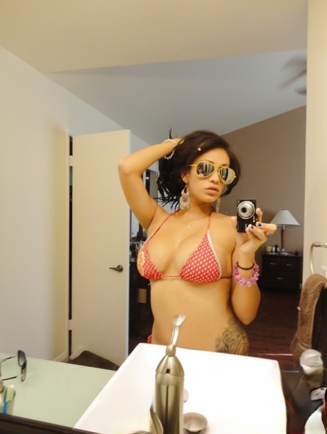 Voluptuous girlfriend Jamie Valentine enjoys playing a naked solo on her cam 70762766
